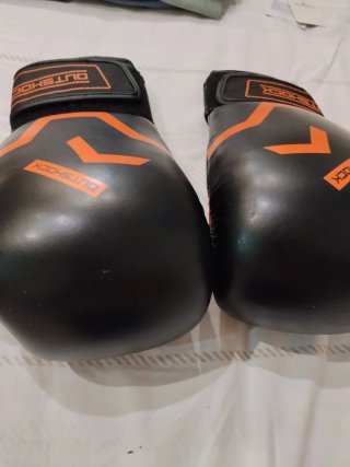 Guantes de boxeo Outshock negros y naranjas