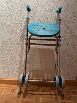Andador con asiento y ruedas