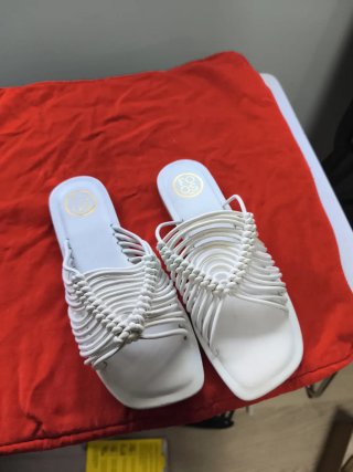 Sandalias blancas de tiras tejidas