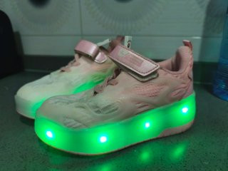 Deportivas con ruedas rosas y blancas
