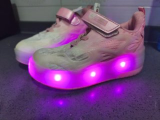 Deportivas con ruedas rosas y blancas
