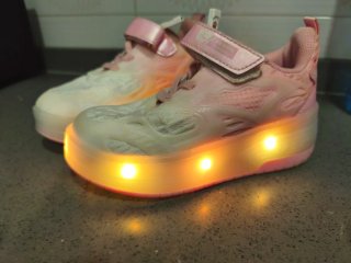 Deportivas con ruedas rosas y blancas