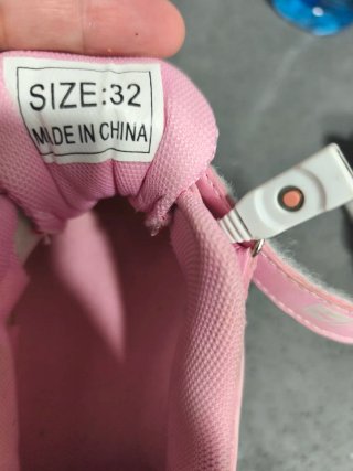Deportivas con ruedas rosas y blancas