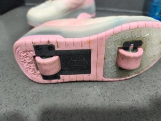 Deportivas con ruedas rosas y blancas