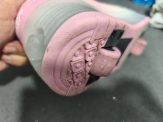 Deportivas con ruedas rosas y blancas