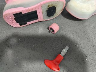 Deportivas con ruedas rosas y blancas