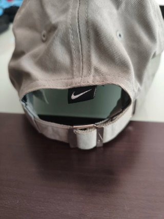 Gorra Nike Gris con Logo Negro