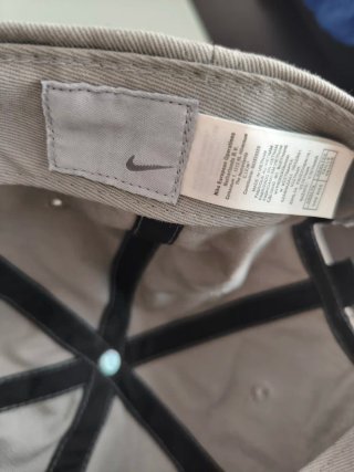 Gorra Nike Gris con Logo Negro