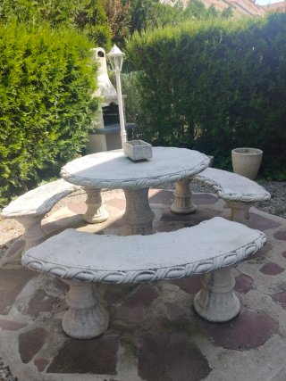 Mesa y bancos de jardín de piedra