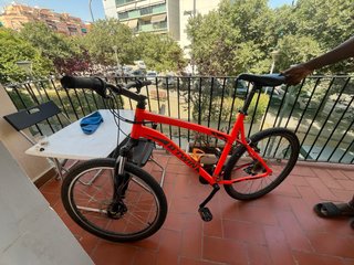 Bicicleta BTWIN roja y negra