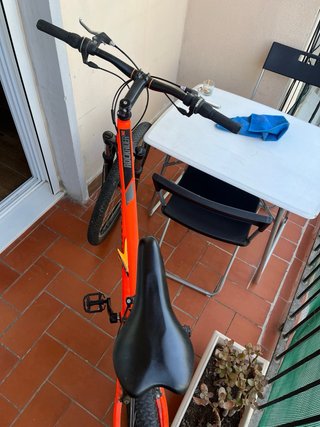Bicicleta BTWIN roja y negra