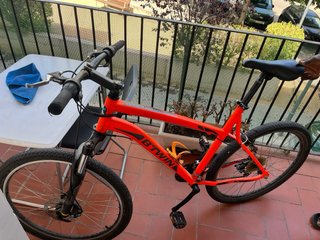 Bicicleta BTWIN roja y negra