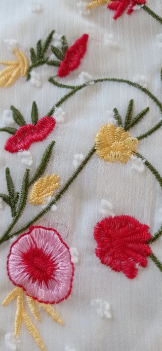 VESTIDO MANGA CORTA CON BORDADOS MULTICOLORES
