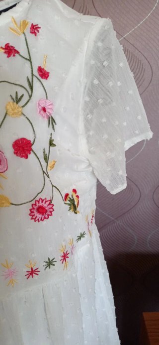 VESTIDO MANGA CORTA CON BORDADOS MULTICOLORES