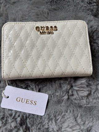Cartera Guess blanca y dorada