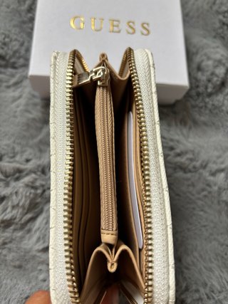 Cartera Guess blanca y dorada