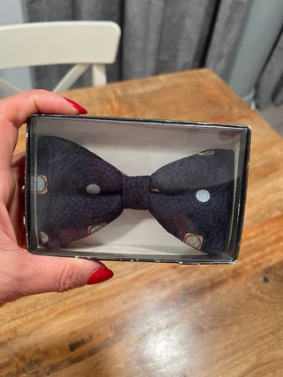 Pajarita de traje azul con lunares