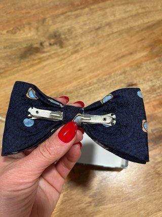 Pajarita de traje azul con lunares