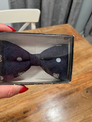 Pajarita de traje azul con lunares