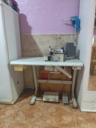 Máquina remalladora industrial funciona
