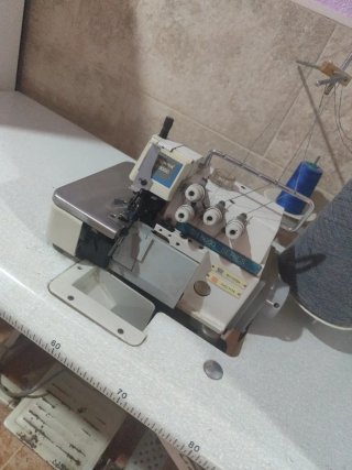 Máquina remalladora industrial funciona
