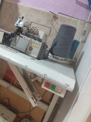 Máquina remalladora industrial funciona