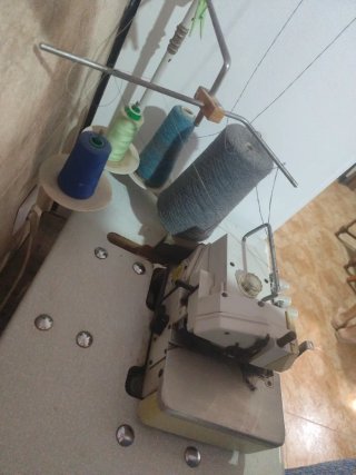 Máquina remalladora industrial funciona