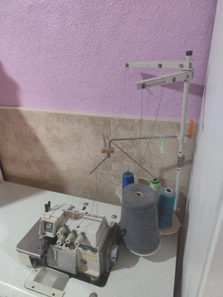 Máquina remalladora industrial funciona