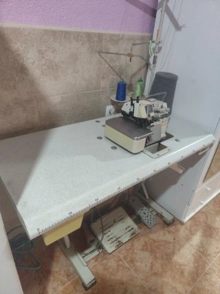 Máquina remalladora industrial funciona