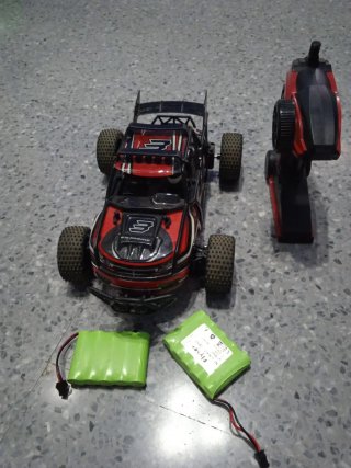 Coche teledirigido RC rojo y negro