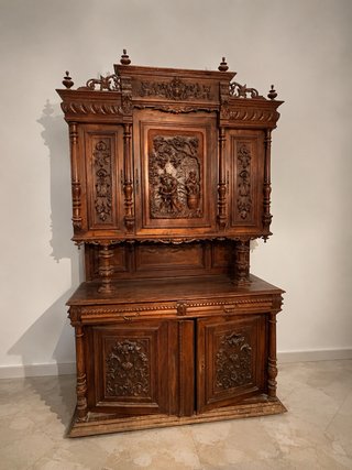 Mueble antiguo de madera tallada
