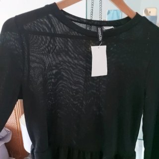 Top peplum H&M con brillos