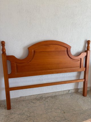 Cabecero de madera marrón