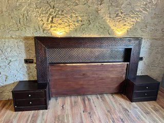 Cabecero de madera con mesitas