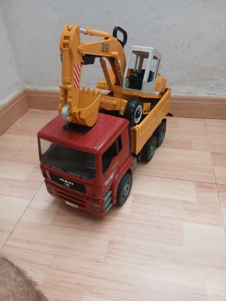 Camión Bruder con Excavadora