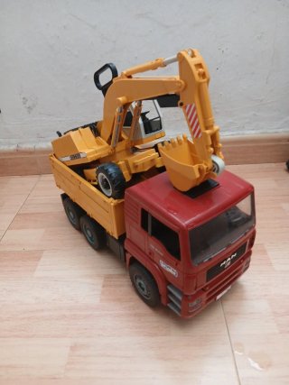 Camión Bruder con Excavadora