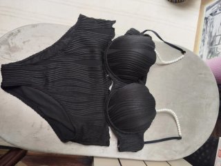 Bikini negro con perlas