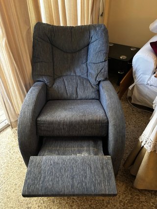 Sillón reclinable azul, usado pero en buen estado