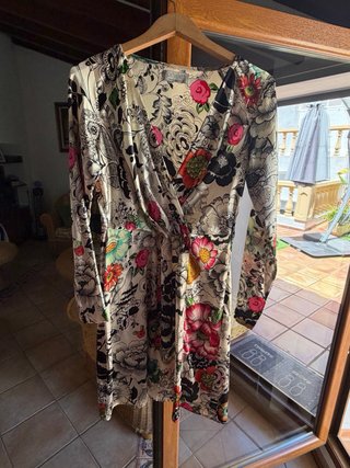 Vestido raso  estampado floral elegante mujer