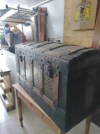 Baúl antiguo decorado