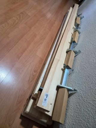 Base de cama LYNGÖR con patas muelles y funda