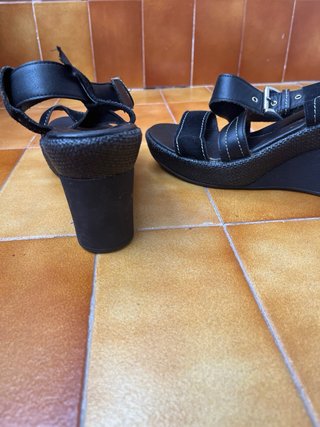Sandalia tacón cuña Stonfley negra