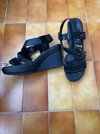 Sandalia tacón cuña Stonfley negra