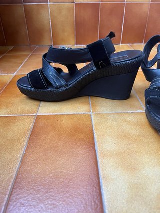 Sandalia tacón cuña Stonfley negra