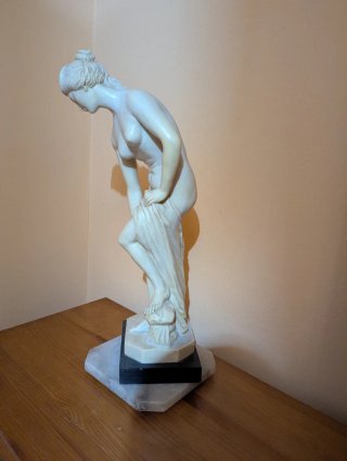 Figura femenina Santini