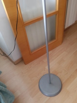 Lámpara de pie gris y blanca