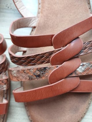 Sandalias de tiras marrones y multicolor