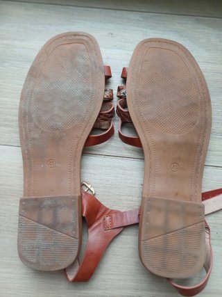 Sandalias de tiras marrones y multicolor