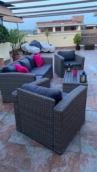 Sofá y sillones de jardín trenzados