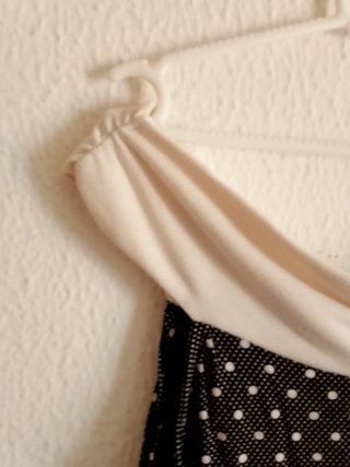 Camiseta de lunares negra y blanca
